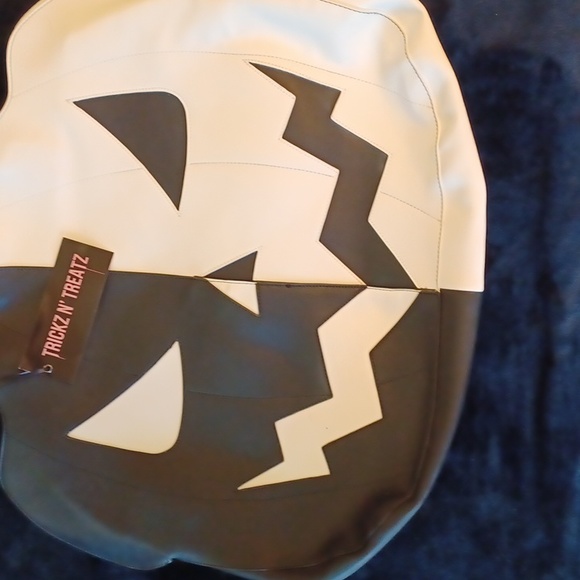 TRICKZ N TREATZ BLACK/WHITE PUMPKIN SUPER HUGE WEEKENDER NICE TRAVEL BAG - Picture 2 of 14